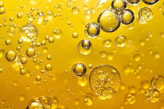Golden liquid texture representing panthenol’s conditioning role