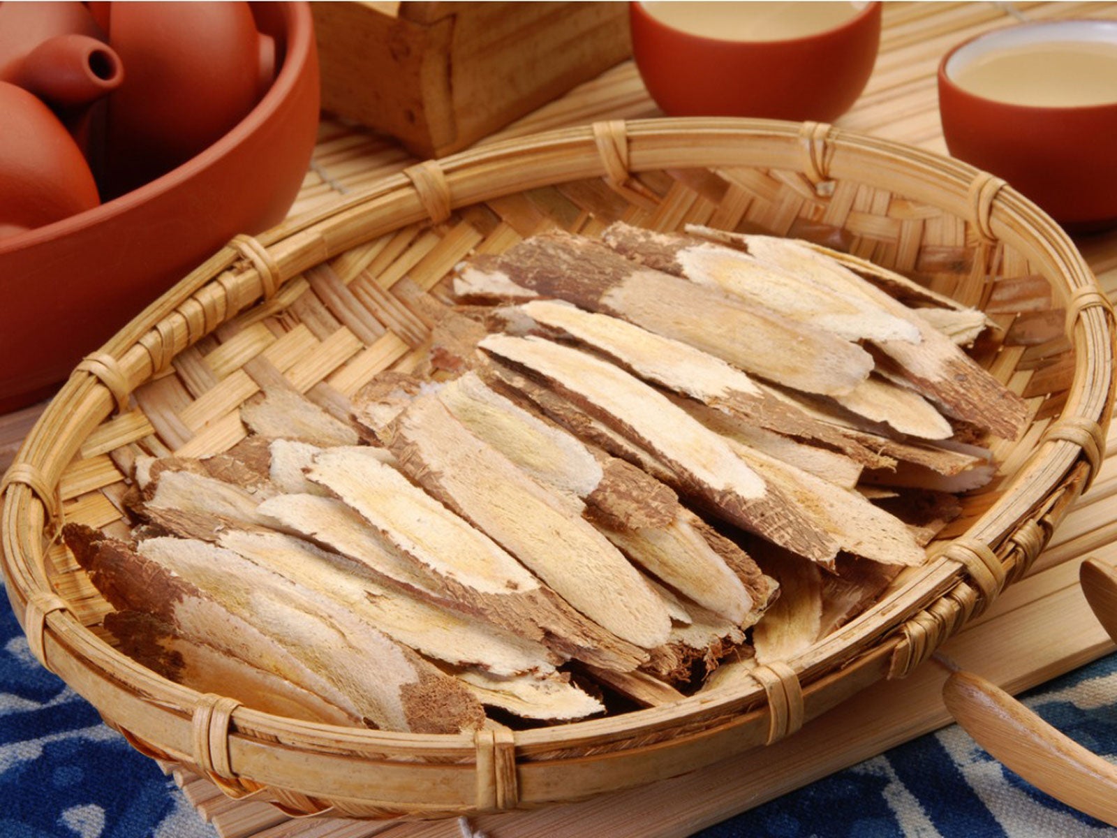 Dried slices of astragalus root